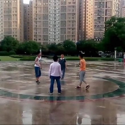 金东浩和平广场溜冰玩耍视频照片
