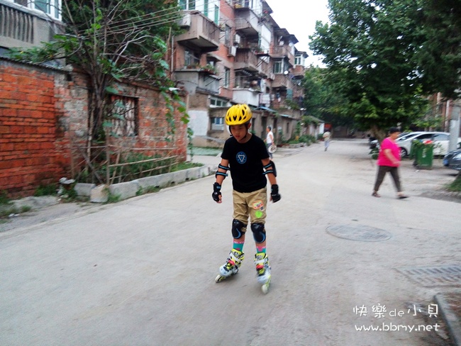 金东浩继续学溜冰照片