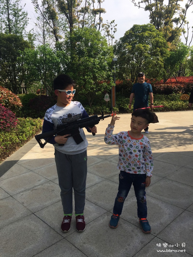 金东浩和表弟游庐州公园照片