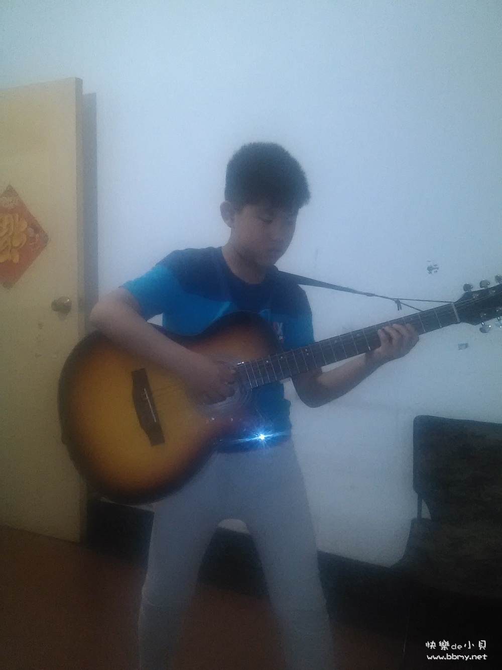 金东浩学吉他自弹自乐照片