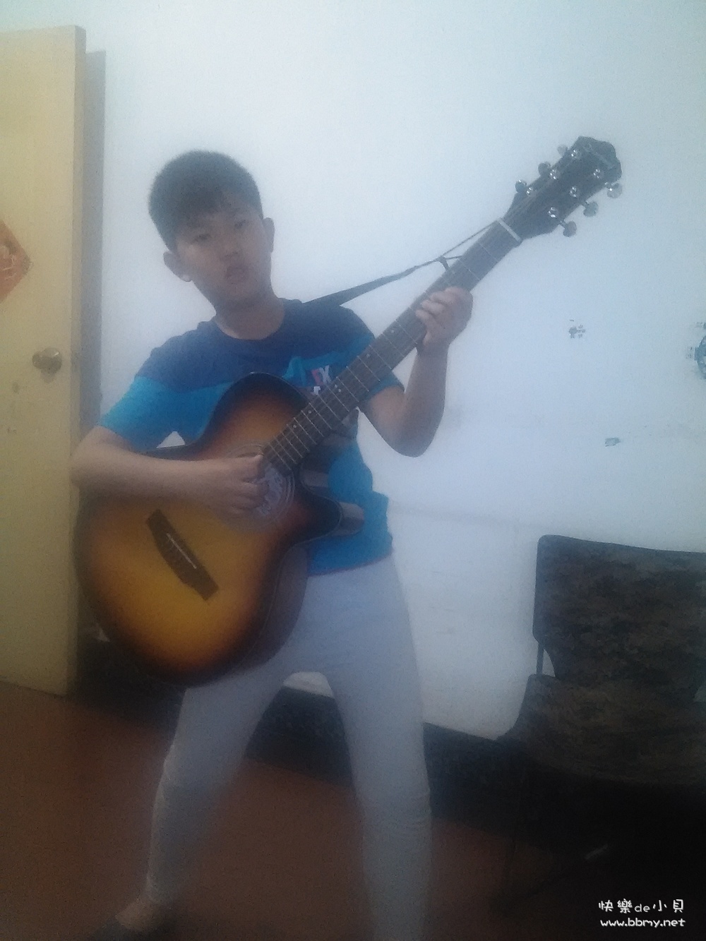 金东浩学吉他自弹自乐照片