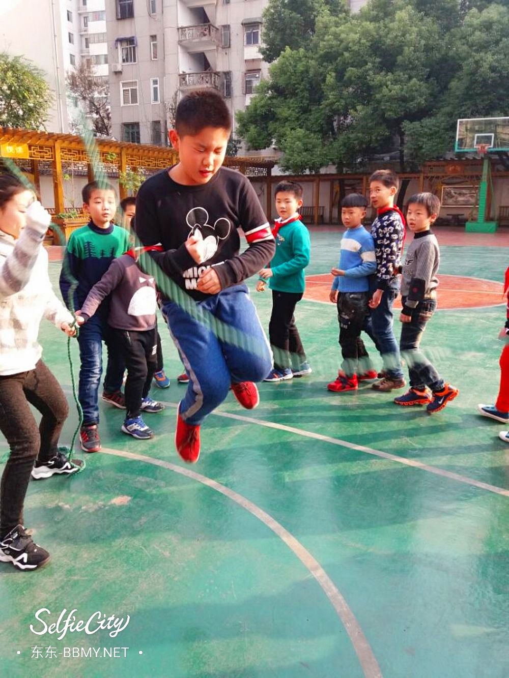 金东浩学校跳绳运动练习照片