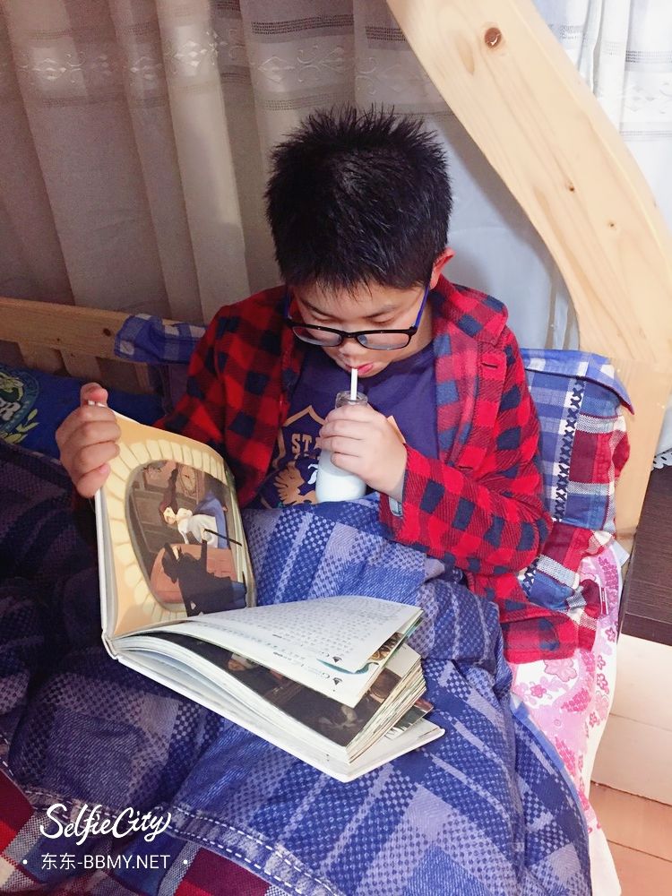 金东浩睡前读书+牛奶照片